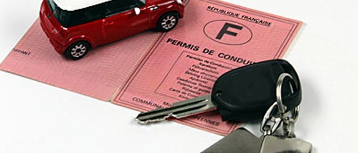 une voiture, des clés, un permis de conduire français